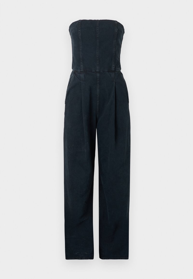 Axelbandslös svart denimoverall med figursydd liv, hög midja, vida ben och subtila sömnadsdetaljer mot en vit bakgrund.