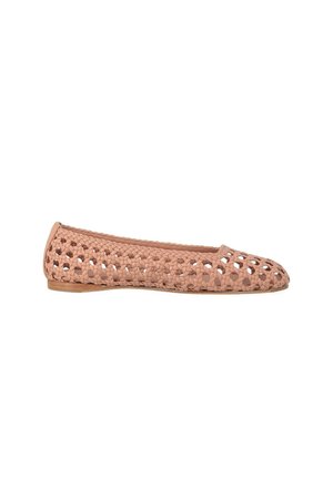 Ballerina in pelle intrecciata marrone chiaro con motivo traforato e suola sottile, mostrata di profilo su sfondo bianco.