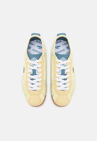 Lacoste CLUB-LOW - Sportcipő - light yellow/blue