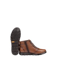 Botas de tobillo de cuero marrón con cremallera lateral, parte superior texturizada, cordones grises y suela de goma negra con un patrón de agarre para tracción.