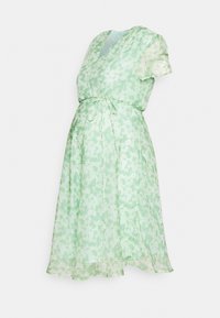 Vestido envolvente floral verde-claro feito de tecido transparente, com mangas curtas, cintura com laço e uma saia fluida.