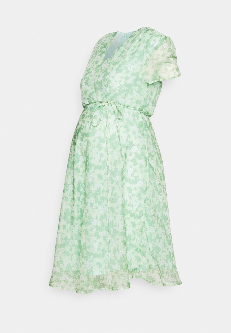 Vestido envolvente floral verde-claro feito de tecido transparente, com mangas curtas, cintura com laço e uma saia fluida.