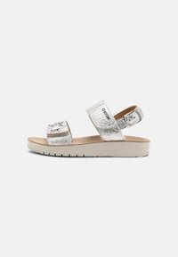 Silverfärgade metalliska sandaler med två justerbara remmar och en texturerad yta, som har en vadderad fotbädd och en lätt sula.