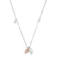Collana in argento con catena, caratterizzata da due pendenti a foglia: uno in argento e uno in oro rosa con accenti scintillanti. Dettaglio della chiusura a cerchio semplice.