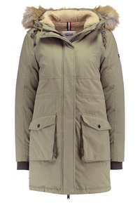 Olivově zelená zimní parka s umělou kožešinou na kapuci, ovčí podšívkou, předním zipem a dvěma velkými kapsami s klopami a knoflíkovým zapínáním.