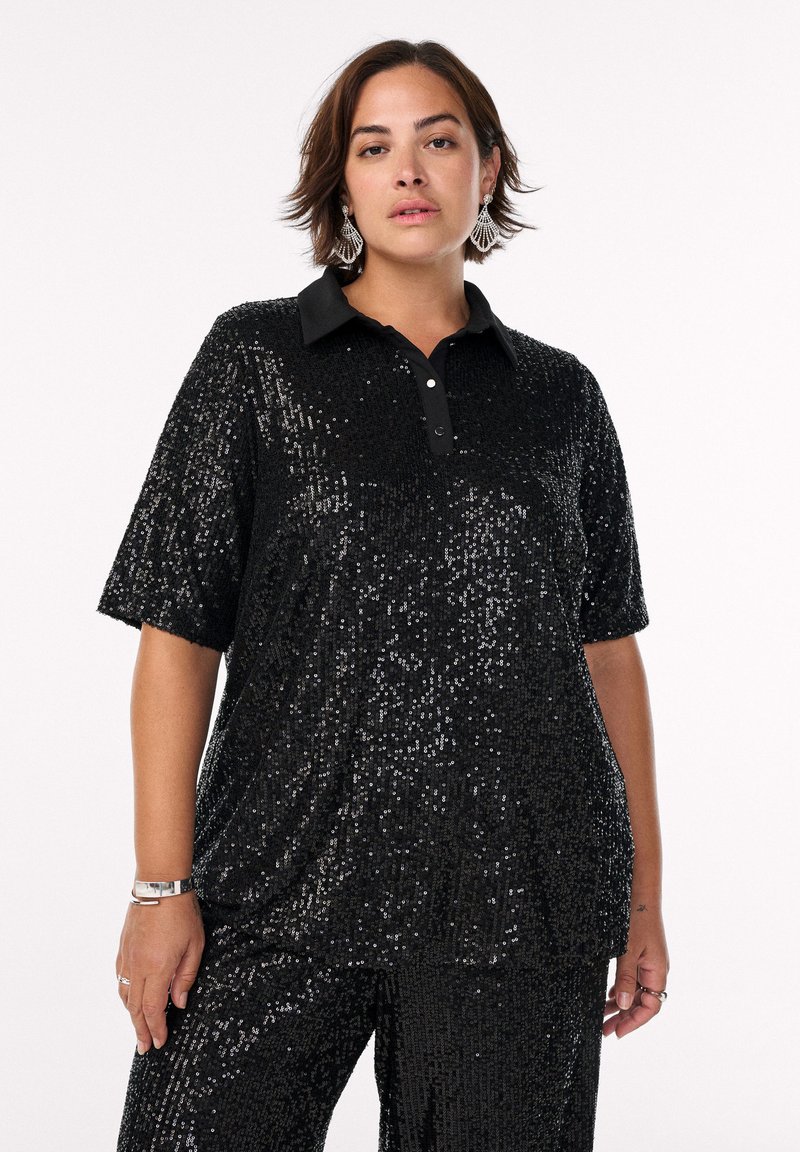 Camisa polo negra con lentejuelas, de manga corta y cuello negro en contraste; parece de corte holgado y tiene una superficie brillante y texturizada.