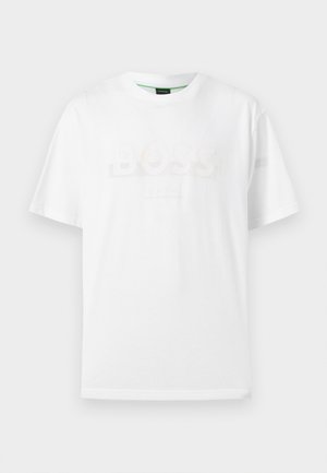 Weißes T-Shirt mit kurzen Ärmeln und Rundhalsausschnitt, mit einem dezenten, reliefartigen "BOSS"-Logo und kleinem Text darunter, zentriert auf der Brust.