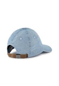 Cappellino da baseball in denim azzurro chiaro con visiera curva, cinturino regolabile in pelle marrone sul retro e fori di ventilazione sui lati.