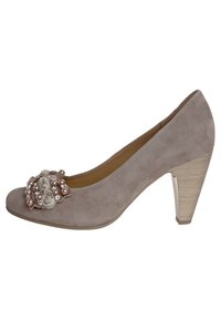 Escarpin en daim gris à talon haut avec une fleur décorative et des détails en perles sur l27orteil. Le talon est de couleur beige texture9e.