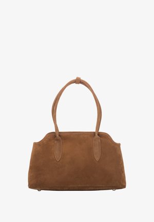 Bruine suède handtas met twee handvatten, gestructureerde vorm, platte bodem en subtiel logo detail aan de voorkant. Gladde textuur met minimale accenten.