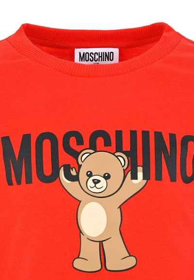 Rode katoenen T-shirt met een berenafbeelding en 'MOSCHINO' tekst in vet zwart. Ronde hals en korte mouwen. Zachte textuur.