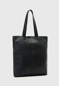 Zwarte leren shopper met een getextureerd oppervlak, voorzien van twee korte handgrepen en een open bovenkant. Eenvoudige rechthoekige vorm, minimalistisch ontwerp.