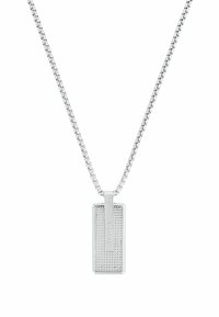 Collana in argento con pendente rettangolare dalla superficie texturizzata e dettagli incisi, appesa a un design a maglie.