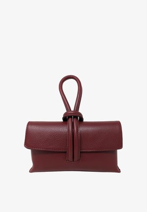 Piccola pochette in pelle color bordeaux con patta texturizzata e chiusura a manico ad anello su sfondo bianco.