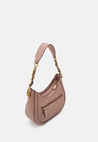 Borsa a tracolla in pelle rosa con motivo a trapunta, manico a catena dorata e tasca con zip sul fronte. La texture morbida e la forma curva migliorano il suo design.