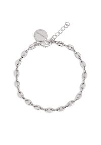 Bracciale in metallo argento con maglie allungate, etichetta a forma di charm rotondo e chiusura regolabile. Texture liscia e lucida.