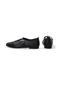 Czarne skórzane buty na płaskiej podeszwie, w kształcie migdała, z bocznym paskiem i srebrną klamrą. Gładka tekstura i minimalistyczny design.