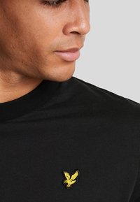 Lyle & Scott FOOTBALL FOR ALL GRAPHIC - Camiseta estampada - z jet black