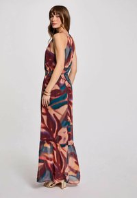 Maxi dress in tessuto leggero presenta un motivo astratto colorato con tonalità di blu, rosso e beige; vita aderente e design con orlo svasato.