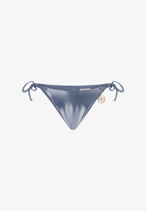Blauwe metallic bikini onderkant met een hoge uitsnijding. Voorzien van verstelbare strikjes aan beide zijkanten en een decoratieve charm detail.
