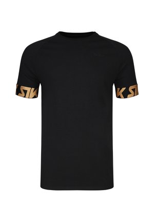 Svart kortermet t-skjorte med rund hals og gullfarget grafisk tekst på ermene.