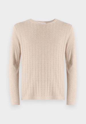 Beige trui met lange mouwen, gemaakt van ribbelstof en met een ronde hals. De stof lijkt zacht en licht van gewicht, met verticale lijnen overal.