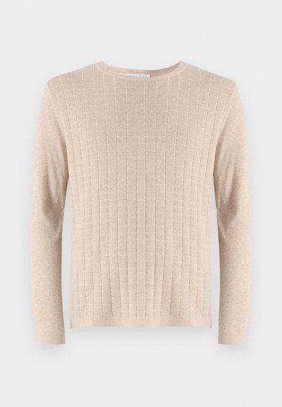 Beige Langarmpullover mit geripptem Muster und Rundhalsausschnitt. Der Stoff wirkt weich und leicht und hat vertikale Linien.