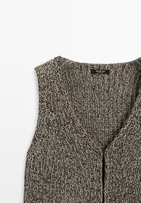 Bezrękawnik z dzianiny w czarno-białej melanżowej nitce z dekoltem w serek i guzikami, oznaczony marką Massimo Dutti.