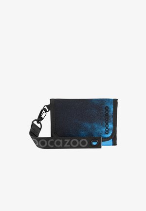 Kompakte schwarze und blaue Stoffgeldbörse mit schwarzem Riemen, der mittels eines Metallclips befestigt ist, "Coocazoo"-Marke sichtbar auf Geldbörse und Riemen.