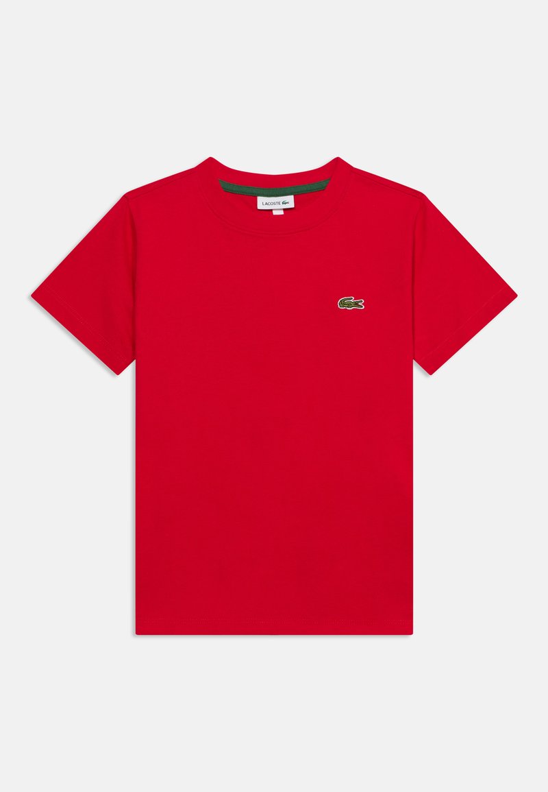 T-shirt rouge à manches courtes, col rond et petit logo crocodile vert Lacoste sur la poitrine gauche.