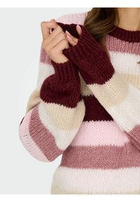 Sweter wełniany w poziome paski w kolorze bordowym, jasnoróżowym, kremowym i przygaszonym fioletowym. Posiada ściągacze na rękawach i okrągły dekolt. Miękka struktura.