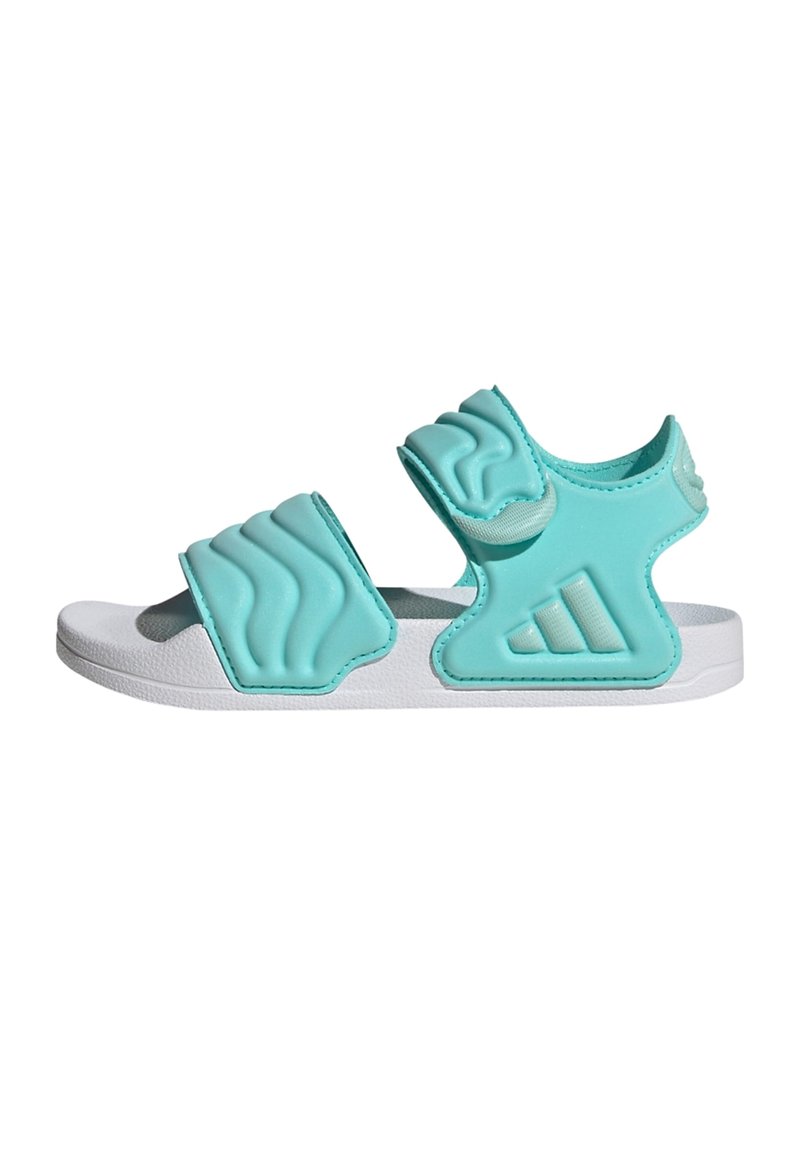 Turkusowe sandały z fakturowaną cholewką, dwoma regulowanymi paskami i białą podeszwą. Na boku znajduje się logo Adidas. Wykonane z syntetycznego materiału.