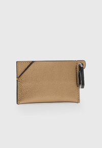 Soporte de tarjetas rectangular de bronce metálico con un clip de plástico negro adjunto en el lado derecho, contra un fondo blanco.