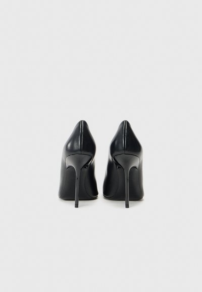 Čierne lodičky na vysokom opätku z hladkej kože, s úzkou špičkou a elegantným stiletto opätkom. Minimalistický dizajn bez ozdôb.