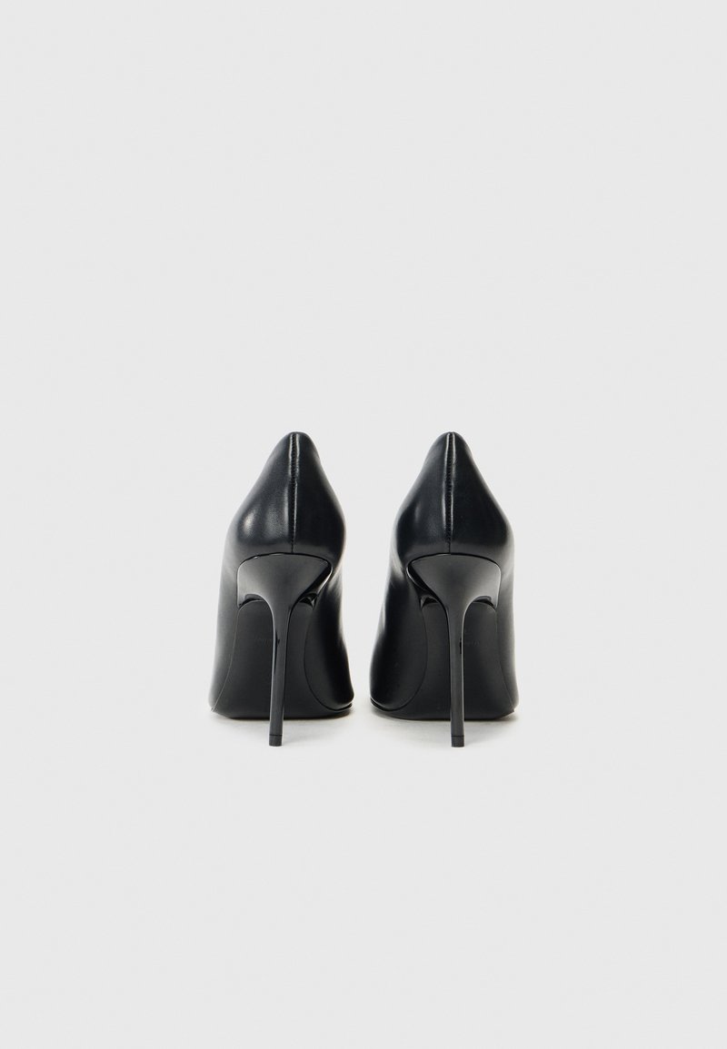 Schwarze High Heels aus glattem Leder mit einer spitzen Kappe und einem eleganten Stilettoblock. Minimalistisches Design ohne Verzierungen.