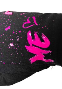 Schwarze Stoffhandschuhe mit leuchtend pinken Spritzmustern, Text und Herzen, mit einer glatten, glänzenden Textur.