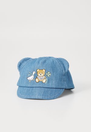 Casquette en denim avec broderie d'un ours et d'un canard, représentant un ours dans un t-shirt "TOY", avec des oreilles arrondies et une visière plate, de couleur bleu clair.