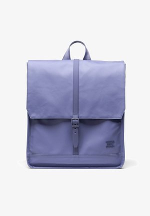 Lila Rucksack mit glatter, matter Oberfläche. Verfügt über eine Umschlagklappe, einen zentralen Riemen mit Schnalle und ein eingeprägtes Logo unten rechts.