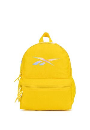 Mochila de color amarillo brillante con un bolsillo frontal con cremallera, asa superior, bolsillo lateral de malla y un logotipo reflectante de Reebok en el compartimento principal.