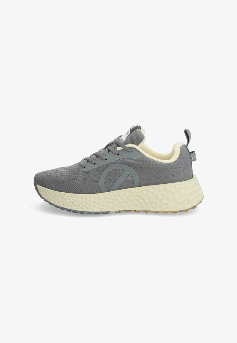Graue Sneaker mit strukturiertem Obermaterial, heller cremefarbener Innenauskleidung und klobiger gesprenkelter Sohle. Verfügt über ein Logodetail an der Seite und eine Zuglasche.