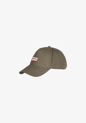 Casquette de baseball vert olive avec une visière incurvée et une étiquette blanche rectangulaire bordée de rouge, portant le mot « HUNTER » en lettres noires.