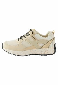 Beige urheilusandaali, jossa on verkkokangas ja synteettinen päällinen, mustat nauhat, teksturoitu pohja, jossa on pilkullisia aksentteja, ja pehmustettu nilkkaosa mukavuutta varten.