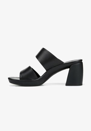 Schwarze Leder-Absatzsandalen mit zwei breiten Riemen über dem Fuß, einer runden Zehenpartie und einem klobigen, eckigen Absatz. Glatte Oberfläche.