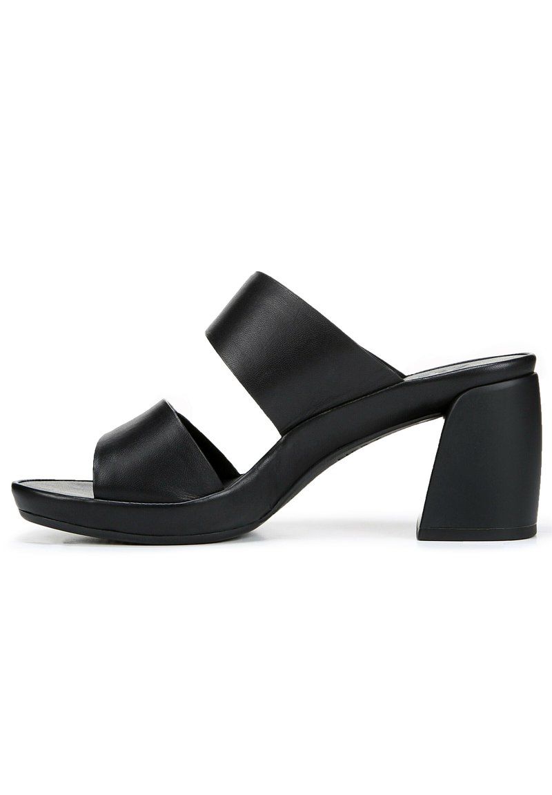 Zwarte leren sandalen met hakken, voorzien van twee brede banden over de voet, een ronde neus en een robuuste hoekige hak. Gladde textuur.