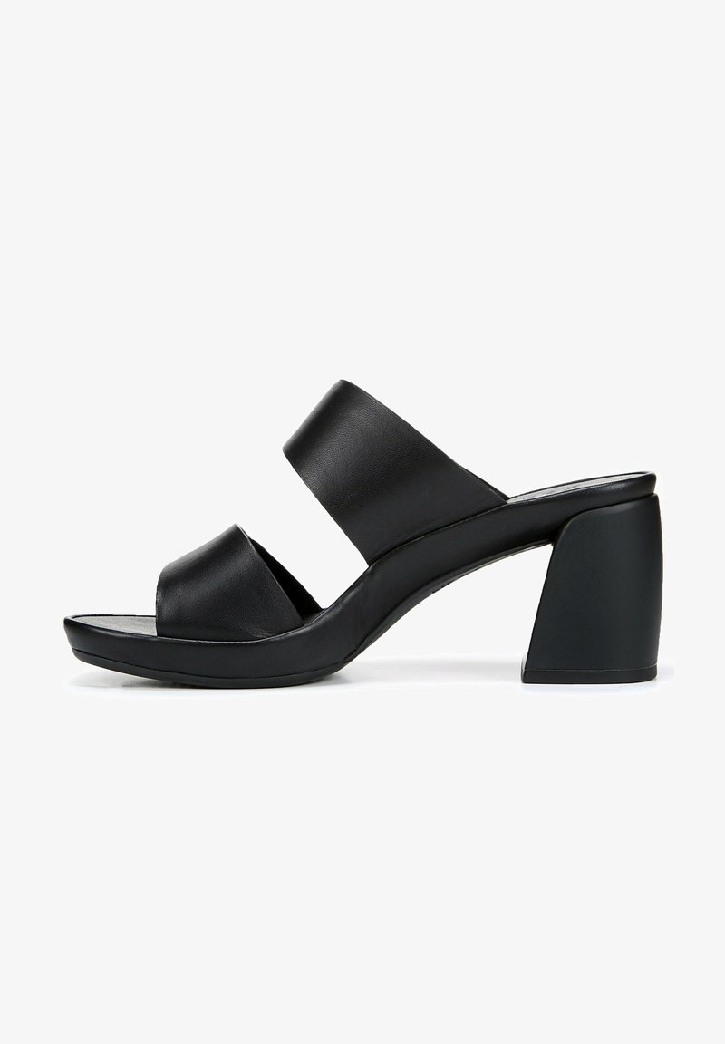 Zwarte leren sandalen met hakken, voorzien van twee brede banden over de voet, een ronde neus en een robuuste hoekige hak. Gladde textuur.