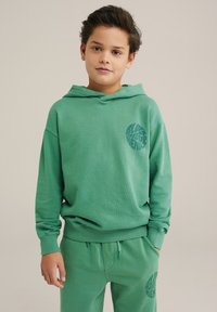 Sudadera verde de mezcla de algodón, con un bolsillo frontal y puños acanalados, y un diseño de logo redondo en el lado izquierdo.