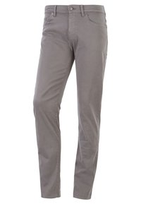 Pantalones de mezcla de algodón grises con corte ajustado, que cuentan con cierre de botón, cremallera, cinco bolsillos y una textura suave y lisa.