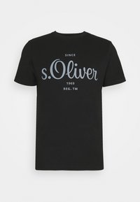 Zwarte katoenen t-shirt met korte mouwen. Beschikt over lichtgrijze tekst met "since s.Oliver 1969 REG. TM" op de voorkant. Eenvoudig ontwerp.