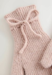 Guanti rosa lavorati a maglia con una texture a coste e un fiocco legato al polsino. Materiale morbido e caldo con una vestibilità aderente per le mani.