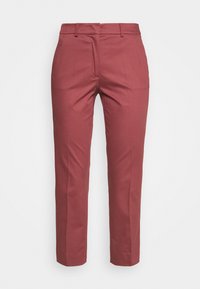 Op maat gemaakte broeken in een diepe rozenkleur, met een gladde textuur, rechte snit, riemlussen en twee voorplooien voor extra detail.